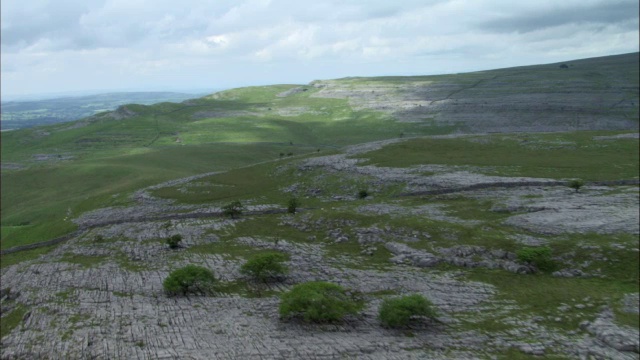 空中俯瞰英国约克郡山谷的石灰岩路面视频素材