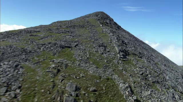 在英国威尔士的斯诺登尼亚，空中飞过云雾和山峰视频素材