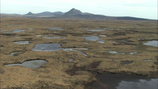 空中俯瞰英国苏格兰高地的沼泽视频素材