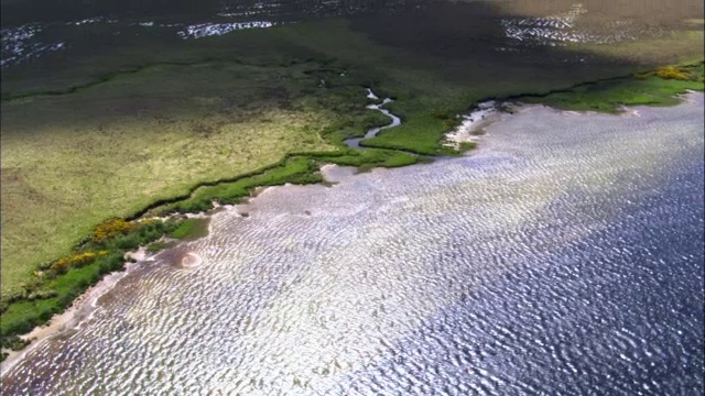 英国苏格兰的沼泽和希尔湖上空视频素材