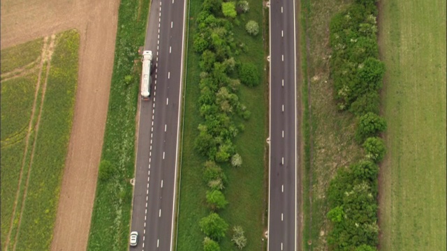 航拍英国威尔特郡A303双车道公路视频素材