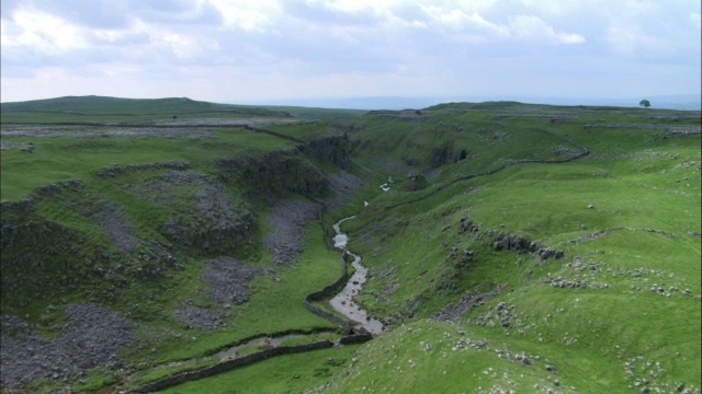 英国约克郡山谷戈代尔刀疤峡谷上空视频素材