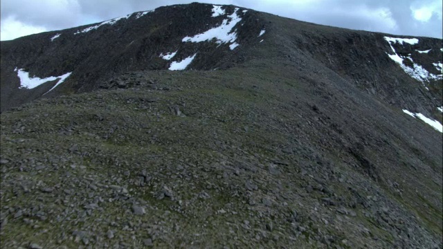 空中飞过山坡，苏格兰，英国视频素材