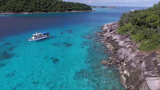 清澈的河水环绕着泰国的斯密兰群岛视频素材