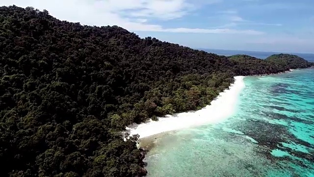 一个被遗弃的天堂海滩在一个偏远的岛屿上，斯密兰群岛，泰国视频素材