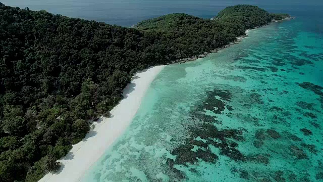 一个宁静的海滩，一个珊瑚礁礁湖海滩，泰国，Similan群岛视频素材