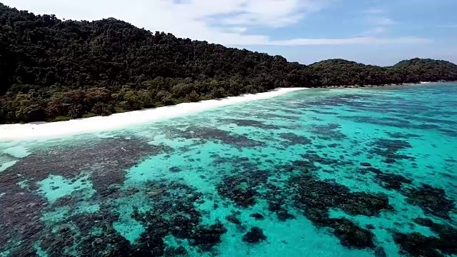 一个宁静的海滩，一个珊瑚礁礁湖海滩，泰国，Similan群岛视频素材