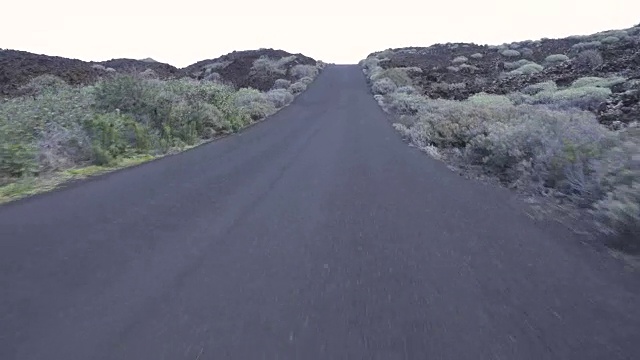 开车/过程盘子。直空路POV。西班牙加那利群岛的火山景观和悬崖。视频素材