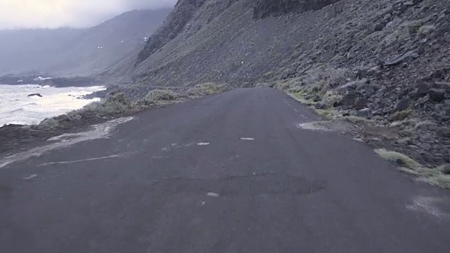 开车/过程盘子。直空路POV。西班牙加那利群岛的火山景观。视频素材