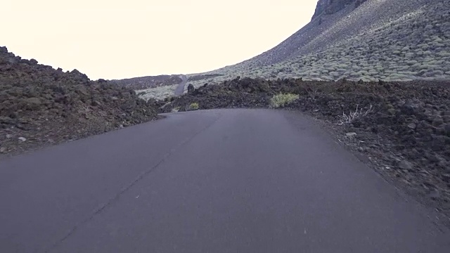 开车/过程盘子。直空路POV。西班牙加那利群岛的火山景观和悬崖。视频素材