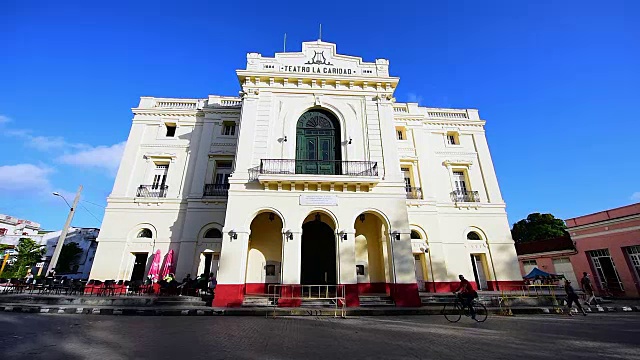 莱昂西奥维达尔公园或广场广角视图:古巴国家纪念碑和旅游景点在圣克拉拉，古巴视频素材