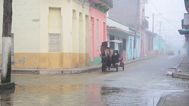 古巴圣克拉拉的殖民建筑和古巴生活方式的马塞奥街视频素材