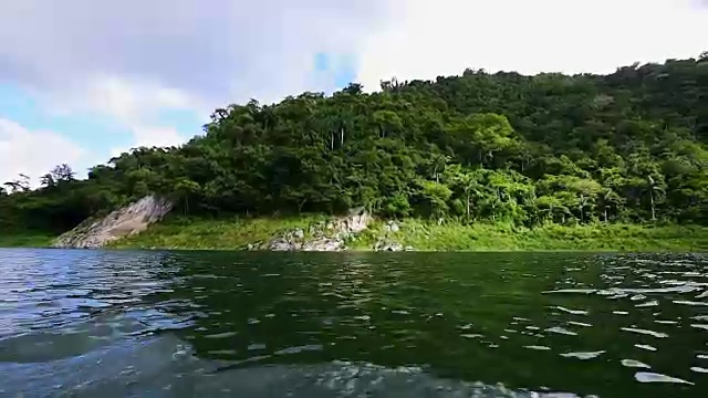 古巴旅游与旅游:哈纳巴尼拉湖或大坝的生态旅游。美丽的自然保护区在热带加勒比岛。视频素材