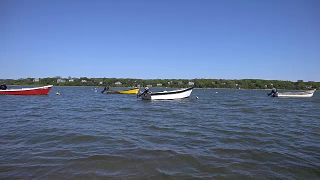 小船停泊在水湾视频素材