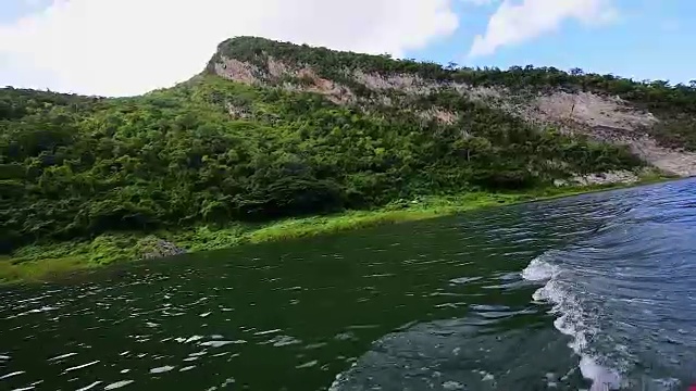 古巴旅游与旅游:哈纳巴尼拉湖或大坝的生态旅游。美丽的自然保护区在热带加勒比岛。视频素材