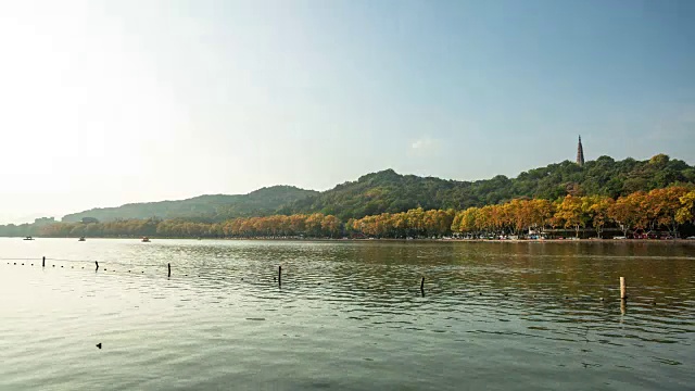 4K延时:中国杭州，北山路及其在西湖的倒影视频素材