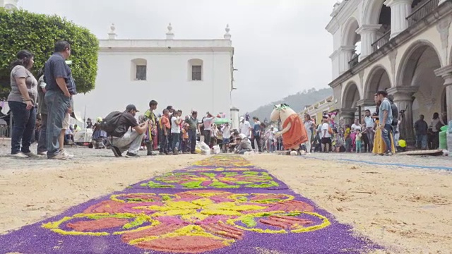 在危地马拉的安提瓜岛，用于大斋节/复活节庆祝的五彩地毯。人们使它。视频素材