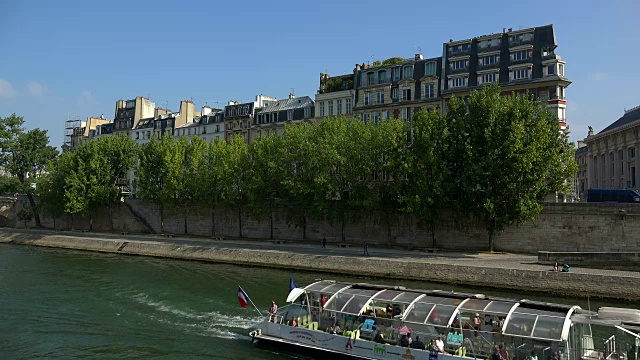 巡游船on的河在码头搭船的Orfevres de la Cité搭船,巴黎,法国,法国视频素材