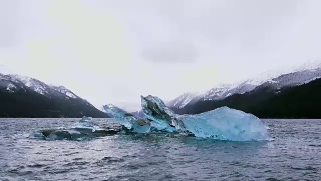 来自阿拉斯加恩迪科特海湾道斯冰川的冰山视频素材