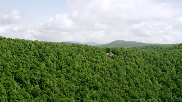 美国乔治亚州吉尔默县，有树的WS AERIAL POV住宅，背景是阿巴拉契亚山脉和蓝岭山脉视频素材