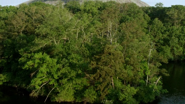 WS TU航拍视角的石山与湖在前景/石山，佐治亚州，美国视频素材