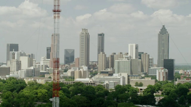 WS AERIAL POV城市天际线与树木前景/亚特兰大，乔治亚，美国视频素材