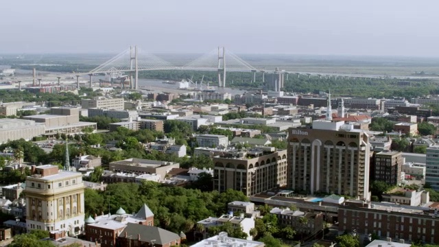 美国乔治亚州萨凡纳的WS AERIAL POV住宅小区视图，背景是桥视频素材