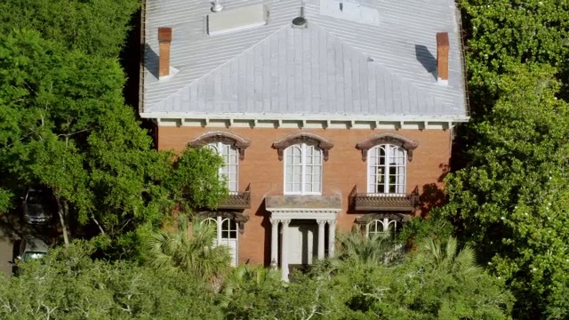 MS AERIAL POV视图Mercer Williams House / Savannah, Georgia, United States视频素材