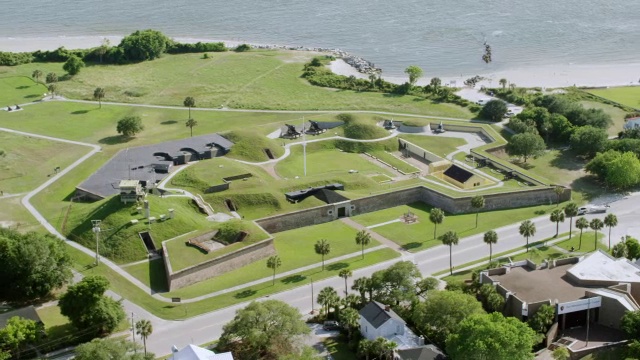 WS AERIA POV Fort Moultrie / Sullivan's Island, Charleston, South Carolina，美国视频素材