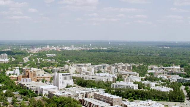 美国北卡罗莱纳州达勒姆教堂山的杜克大学在城市与云空中POV视图视频素材