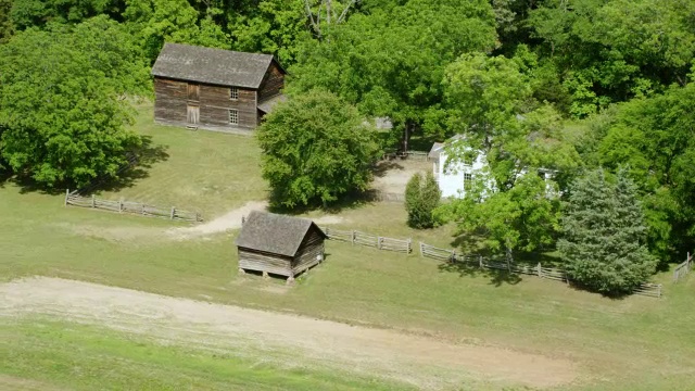 WS AERIAL POV杜克宅地与烟草工厂周围的树/ Durham，北卡罗来纳州，美国视频素材