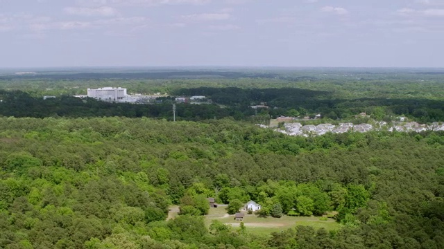 美国北卡罗来纳州达勒姆市的WS AERIAL POV利格特和迈尔斯烟草公司的水塔和烟囱视频素材