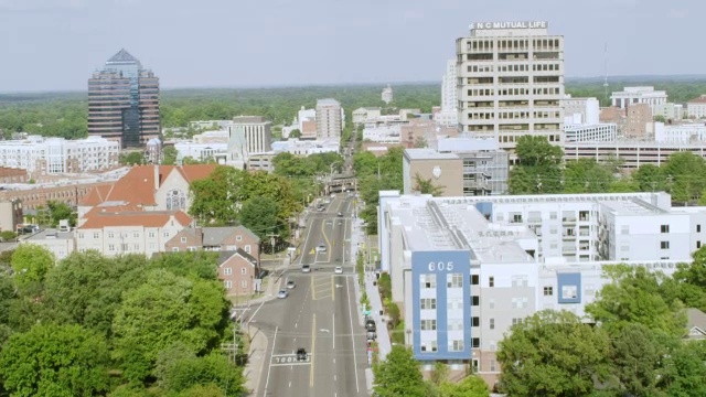 美国北卡罗来纳州达勒姆研究三角的白色建筑与城市景观的WS AERIAL POV视图视频素材