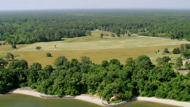 WS AERIAL POV视图约克镇战场，约克河在前景/约克镇，弗吉尼亚州，美国视频素材