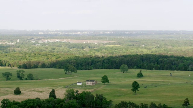 美国弗吉尼亚州马纳萨斯国家战场公园草地景观上的WS AERIAL POV住宅，背景是森林视频素材