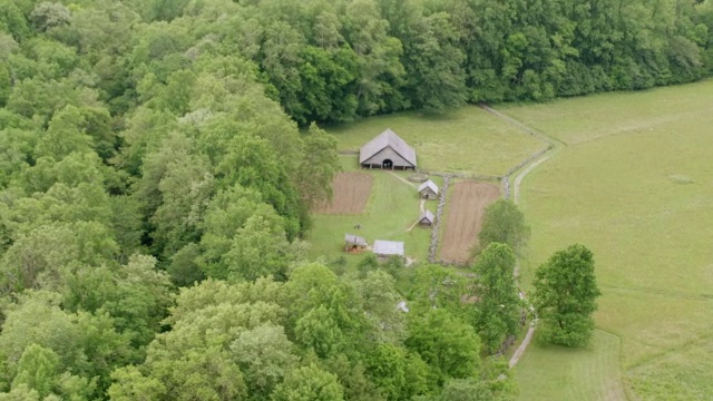 美国北卡罗来纳州，奥科纳鲁菲特山农场博物馆国家公园的WS AERIAL POV住宅视频素材