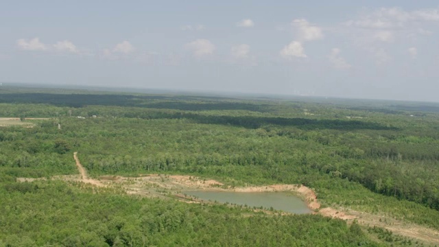 WS AERIAL POV森林区域与地平线的土地/亚特兰大，克莱顿县，美国乔治亚州视频素材