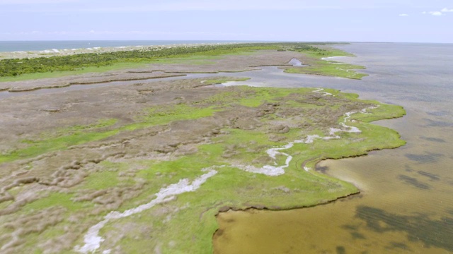 美国北卡罗来纳州，华盛顿县，哈特拉斯角国家海岸的WS空中视角视频素材