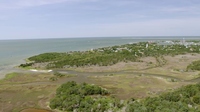 WS空中视角的城镇景观，海在背景/奥克拉科克，美国北卡罗来纳州视频素材