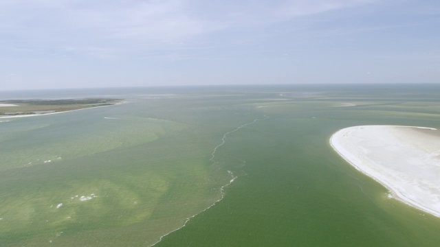 美国北卡罗莱纳的Ocracoke入口，在背景中有地平线的WS TD鸟瞰图视频素材