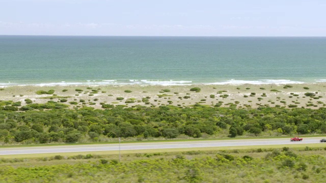 WS PAN AERIAL POV海景，卡车行驶在高速公路前景/奥克拉科克，美国北卡罗来纳州视频素材