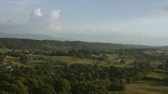 美国维吉尼亚州阿宾顿，蓝岭山脉，草坡上的WS AERIAL POV房屋视频素材