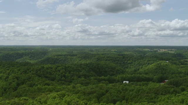 WS AERIAL POV河穿过森林地区/普特南县，田纳西州，美国视频素材