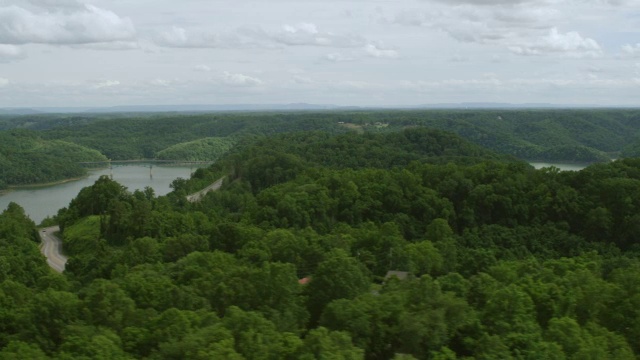 WS AERIAL POV河穿过森林地区/普特南县，田纳西州，美国视频素材