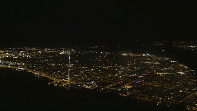 从一架商用飞机接近机场时巴塞罗那城市的夜景视频下载