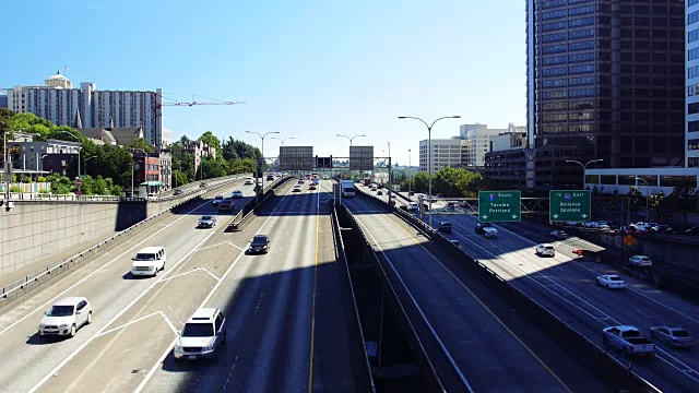 时间流逝的汽车移动在城市高速公路，西雅图华盛顿视频素材