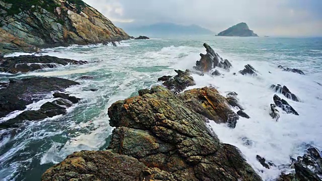 平静的海浪拍打着多岩石的海岸视频素材