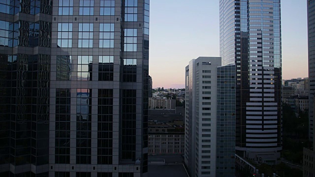 白天到夜晚的城市景观时间流逝的建筑物，西雅图华盛顿视频素材