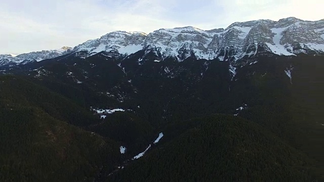 航拍镜头与无人机与卡迪雪山的全景在冬天与美丽的阳光。4 k UHD。视频素材