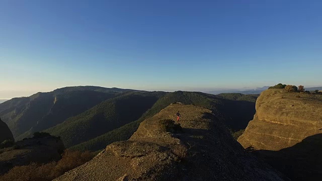 在一次周末旅行中，一名男子在山顶用无人机拍摄了一段航拍镜头，他一边欣赏风景，一边在加泰罗尼亚比利牛斯山脉拍摄照片。视频素材